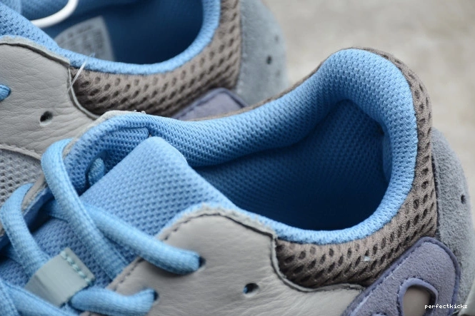 Boost 700 Carbon FW2498 Blue Adidas Yeezy 0822